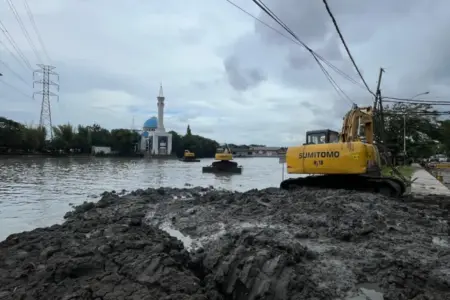 Hadapi Musim Penghujan, SIER Keruk Waduk Hingga Bangun Rumah Pompa Foto BeritaJatim.com