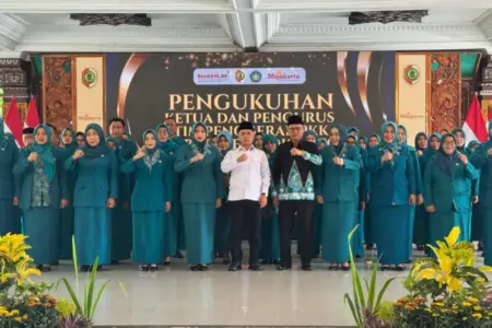 Bupati Mojokerto Tekankan Pencegahan Pernikahan Dini saat Kukuhkan Pengurus PKK 2025–2030 Foto BeritaJatim.com