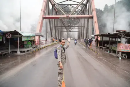 Penyekatan Titik Rawan Erupsi Semeru Diperketat, Warga Dilarang Mendekat Foto BeritaJatim.com