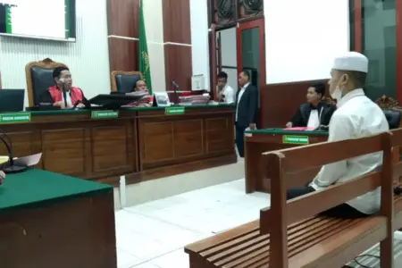 Sidang Dugaan Pencabulan Anak Tiri, Kuasa Hukum Mantan Ketua Ormas Surabaya Sebut Dakwaan Janggal Foto BeritaJatim.com