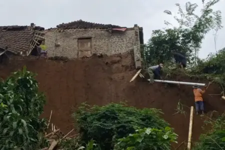 Belasan Titik Longsor di Magetan Rusak Rumah dan Tutup Akses Warga di Tiga Desa Foto BeritaJatim.com