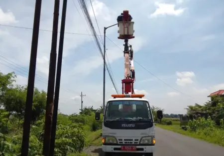Dishub Jombang Intensifkan Perbaikan PJU: Jalan Terang, Masyarakat Aman Foto BeritaJatim.com