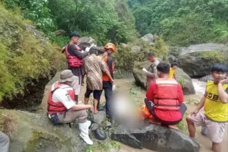 Mahasiswi Asal Bojonegoro Terseret Banjir Saat Tubing di Sungai Singorojo Kendal Belum Ditemukan Foto BeritaJatim.com