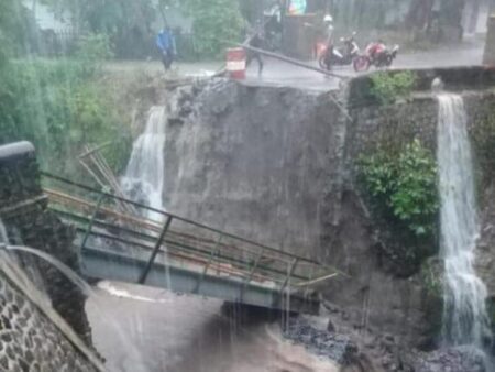 Diterjang Debit Sungai Sumber Kembar, Jembatan Wonodadi Mojokerto Putus Foto BeritaJatim.com