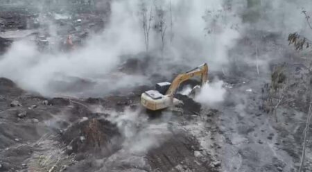 Gerak Cepat Khofifah Tangani Darurat Semeru: Tanggul Rejali 300 Meter Ditutup, Kerahkan Alat Berat Foto BeritaJatim.com
