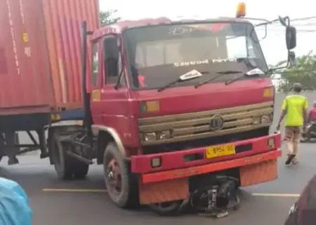 Truk Trailer Tabrak Sepeda Motor di Jombang Foto BeritaJatim.com