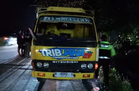 Sepeda Motor Tabrak Truk Parkir di Jombang, Pengendara Tewas Foto BeritaJatim.com