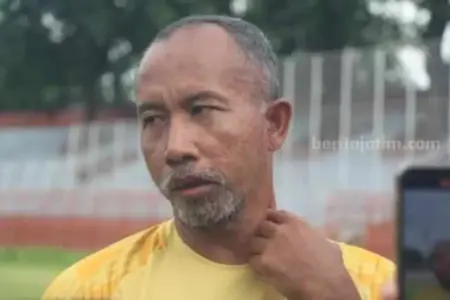Uston Nawawi Respons Kritik Suporter, Targetkan Persebaya Tumbangkan Borneo FC di GBT Foto BeritaJatim.com