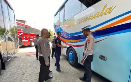 Polres Lamongan Bersama Polda Jatim Gelar Inspeksi Kendaraan Jelang Nataru Foto BeritaJatim.com