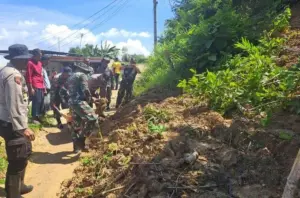 Longsor Tutup Akses Jalan di Guluk-guluk Sumenep, Warga dan Aparat Bersih-bersih Foto BeritaJatim.com