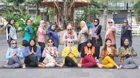 Peringati Hari Ibu, Komunitas Yoga-In Mojokerto Gelar Vinyasa Flow Berkebaya Foto BeritaJatim.com
