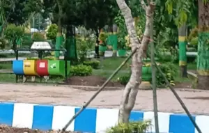 Pegiat Lingkungan Hidup Soroti Penanaman Pohon Kamboja di Taman Kota Sumenep Foto BeritaJatim.com