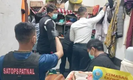 Natal Ini, Petugas Lapas Mojokerto Razia Kamar Warga Binaan Foto BeritaJatim.com