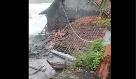 Lahar Gunung Semeru Terjang Pemukiman di Lumajang, Rumah Warga Rusak Foto BeritaJatim.com