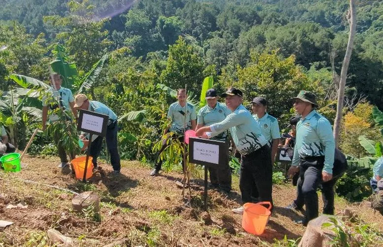 Gerakan Tanam Pohon di Wilayah Hulu, Upaya Madiun Jaga Sumber Air dan Ekologi Foto BeritaJatim.com