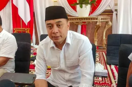Wali Kota Surabaya Resmi Batasi Penggunaan HP dan Internet bagi Siswa di Sekolah Foto BeritaJatim.com