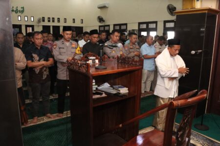 Polres Malang Gelar Salat Ghaib untuk Korban Banjir Sumatera Foto BeritaJatim.com