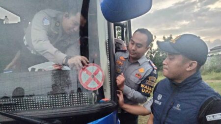 Pastikan Transportasi Aman Saat Nataru, Ditlantas Polda Jatim Ramcheck di PO Bus Foto BeritaJatim.com