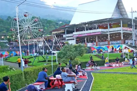 Mau Liburan ke Tempat Wisata Ramai? Jangan Abaikan Hal Ini Foto BeritaJatim.com