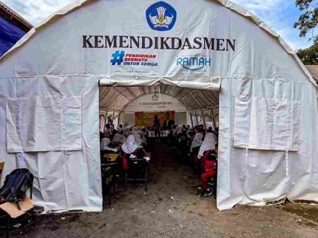 Sekolah Rata oleh Semeru, 94 Siswa SDN Supiturang 02 Lumajang Belajar di Tenda Darurat Foto BeritaJatim.com