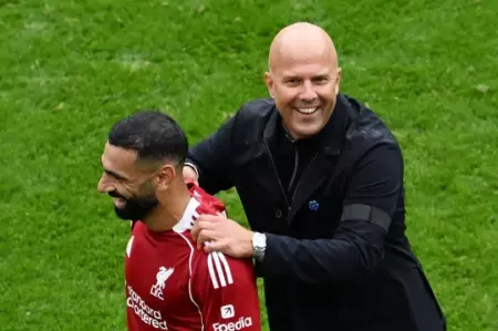 Mohamed Salah-Arne Slot Berdamai! Masuk Line Up vs Brighton & Hove Albion Foto BeritaJatim.com