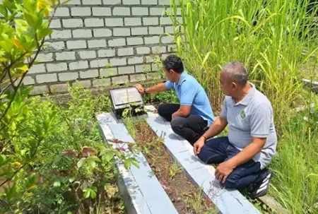 Ziarah ke Makam Choirul Huda, Bima Sakti Kagumi Loyalitas Sang Legenda Persela Foto BeritaJatim.com