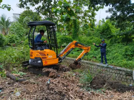 Cegah Banjir! Ratusan Petugas dan Warga Gresik Keroyokan Bersihkan Waduk dan Irigasi Foto BeritaJatim.com
