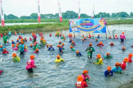 Petrokimia Gresik Lestarikan Tradisi Gogoh Iwak Di Era Gen Z Foto BeritaJatim.com