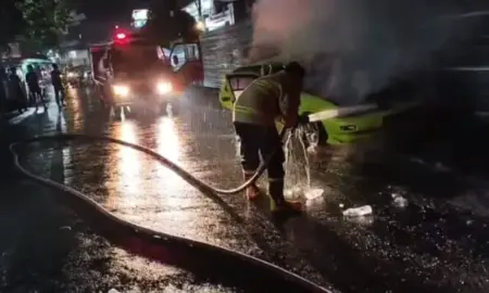 Mau Diparkir, Mobil Warga Driyorejo Gresik Malah Terbakar Foto BeritaJatim.com