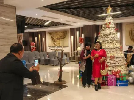 Unik! Pudak Gresik Dibuat Jadi Pohon Natal, Inovasi Kreatif di Hotel Aston Foto BeritaJatim.com