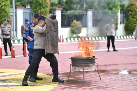 Tangani Bencana, Polisi Gresik Dibekali Pelatihan Penolong Foto BeritaJatim.com