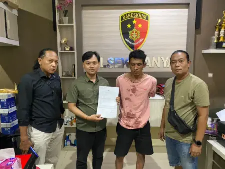 Pelaku Curanmor di Gresik Tertangkap Warga, Motornya Dibakar Foto BeritaJatim.com