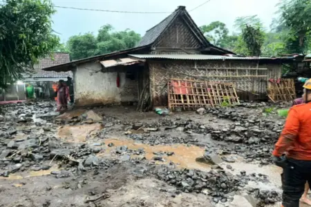 Maesan Bondowoso Diterjang Banjir: Kayu Sumbat Saluran Air, Warga Mengungsi ke Musola Foto BeritaJatim.com
