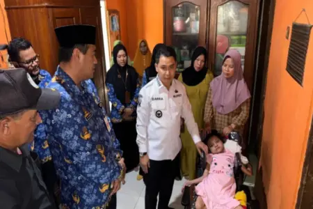 Bupati Mojokerto Monev Pembangunan RTLH di Jatirejo, Serahkan Kursi Roda untuk Warga Disabilitas Foto BeritaJatim.com