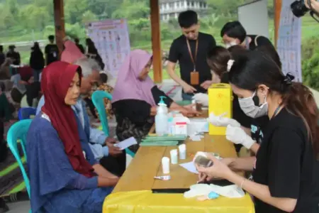Mahasiswa FK Ciputra Turun ke Desa, Atasi Masalah Kesehatan Kronis Foto BeritaJatim.com