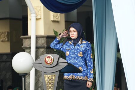 Pimpin Upacara HUT KORPRI dan Hari Guru, Wali Kota Kediri: ASN Wajib Berintegritas dan Melek Transformasi Digital Foto BeritaJatim.com
