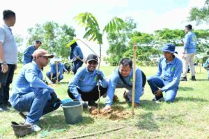 Sumenep Tanam 1.300 Pohon di TPA Torbang, Siap Jadi Paru-Paru Baru Kota Foto BeritaJatim.com