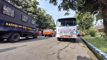 6 Truk Bantuan Warga Kediri untuk Korban Bencana Sumatra Diberangkatkan, Mas Dhito: Semoga Berkah Foto BeritaJatim.com