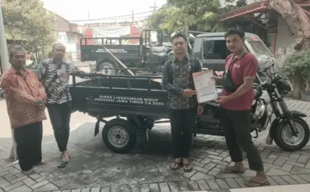 Pemerintah Desa Wage Sidoarjo Terima Bantuan Kendaraan Roda Tiga Pengangkut Sampah dari DLH Jatim Foto BeritaJatim.com