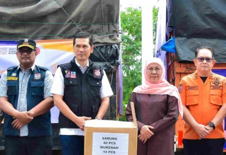 Khofifah Terbang ke Aceh: Serahkan Bantuan Rp 3,8 Miliar untuk Korban Banjir Foto BeritaJatim.com