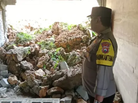 Tanah Longsor Timpa Dua Rumah Warga di Sudimoro, Pacitan Foto BeritaJatim.com