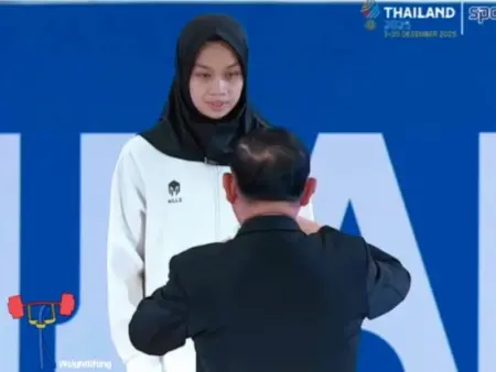 Lifter Asal Pacitan Luluk Diana Sumbangkan Emas ke-23 untuk Indonesia di SEA Games Thailand 2025 Foto BeritaJatim.com