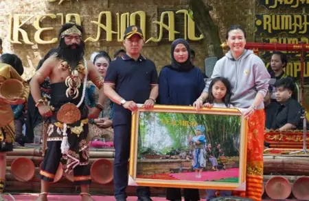 HUT ke-3 Pasar Keramat Pacet Dihadiri Bupati Mojokerto dan Wamen PPPA Foto BeritaJatim.com
