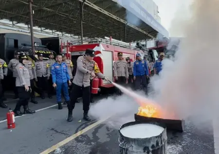Satbinmas Polres Mojokerto Kota Gelar Latihan SAR dan Penanganan Kebakaran Foto BeritaJatim.com