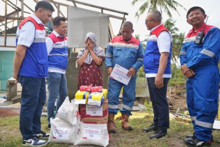 Kawal Misi Kemanusiaan, Dirut PGN Terjun Langsung Salurkan Bantuan Rp2,5 Miliar di Aceh dan Sumut Foto BeritaJatim.com