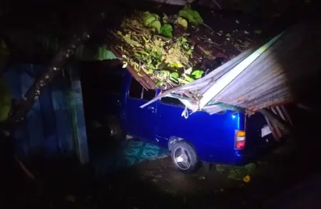Angin Kencang, Pohon Jati di Mojokerto Timpa Teras Rumah dan Mobil Warga Foto BeritaJatim.com