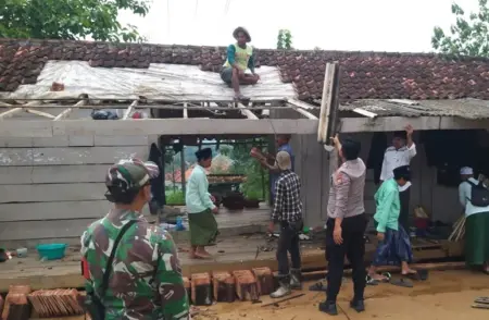 Angin Puting Beliung Terjang Desa di Sumenep, Atap Pesantren dan Rumah Warga Rusak Foto BeritaJatim.com