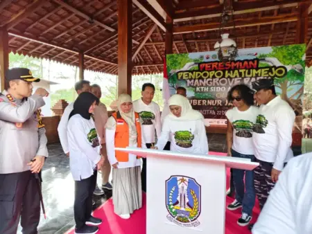 Gubernur Jatim dan Kaka Slank Tanam Mangrove, Resmikan Pusdiklat PRBBK di Pacitan Foto BeritaJatim.com