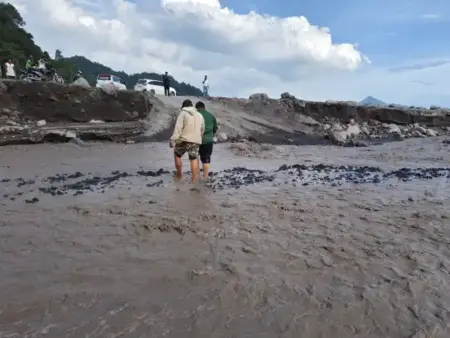 LMI Salurkan 300 Paket Sembako untuk Penyintas Banjir Lahar Dingin Semeru Foto BeritaJatim.com