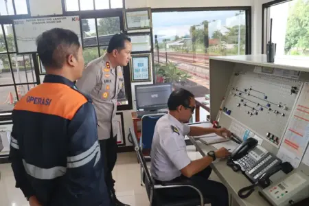 Kapolres Magetan Patroli Dialogis di Stasiun, Pastikan Keamanan Arus Penumpang Nataru Foto BeritaJatim.com